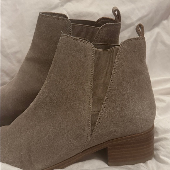Marc Fisher Chelsea style suede ankle booties pointed toe - Picture 4 of 7
